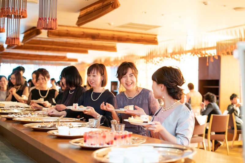 目でも心も満たされる、華やかなデザートビュッフェ	