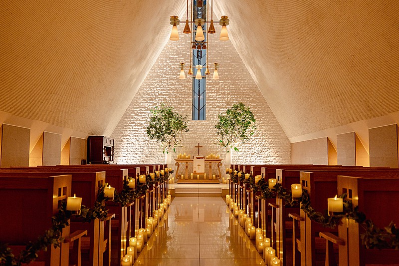 キャンドルが灯る幻想的なチャペル