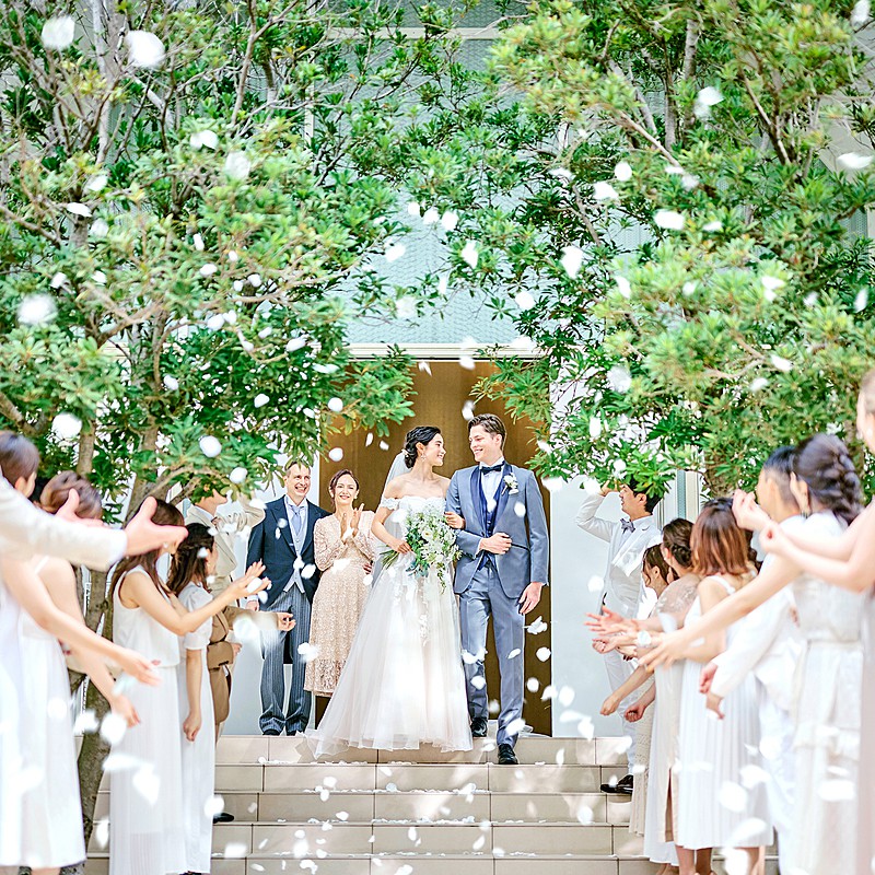 挙式の後は、青空と緑を望むガーデンでアフターセレモニー