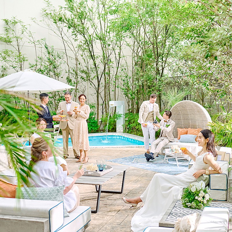 全天候型のガーデンテラス＆リゾート感たっぷりのプールも魅力