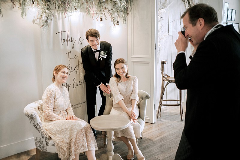 フォトブース併設の待合で、思い出に残る写真を残して