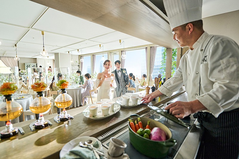 音と香りが広がる、オープンキッチンから届く出来立て料理