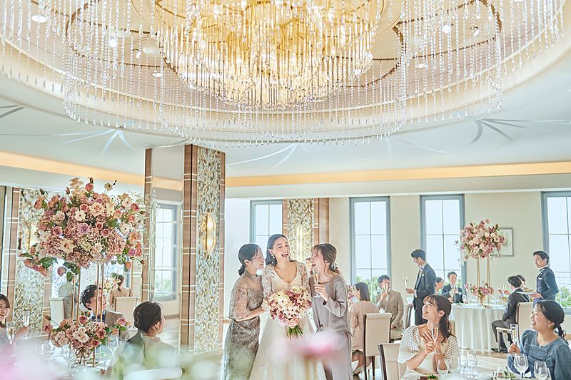 スワロフスキーのシャンデリアが光り輝く上質空間「スイート」