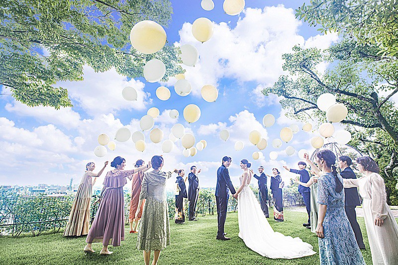 祝福の光を浴びながらアフターセレモニーを愉しむ