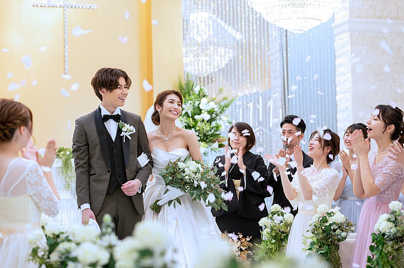 クリスタルの輝きに包まれるチャペルで愛を誓う