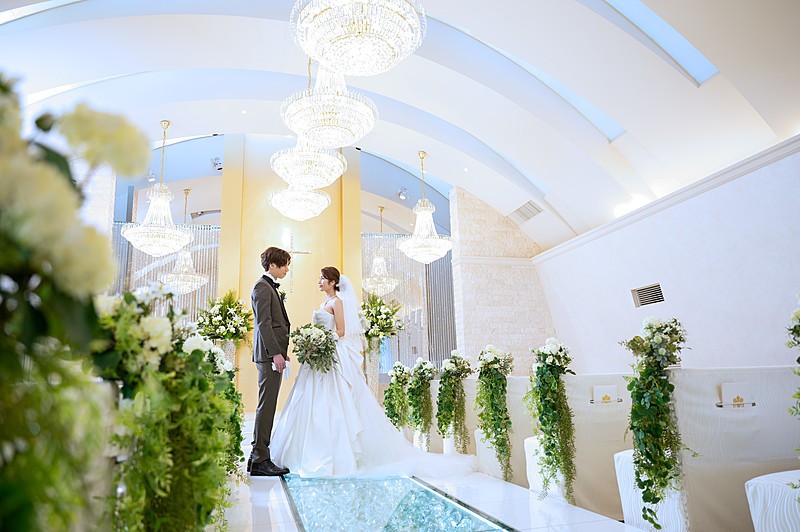 祝福がチャペルの高い天井に響き渡る