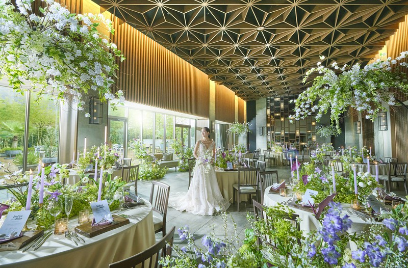 プライベートガーデンにつづく自然光あふれるクラシックモダンな会場