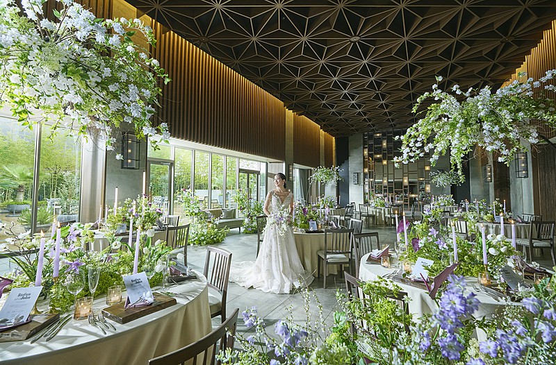 プライベートガーデンにつづく自然光あふれるクラシックモダンな会場
