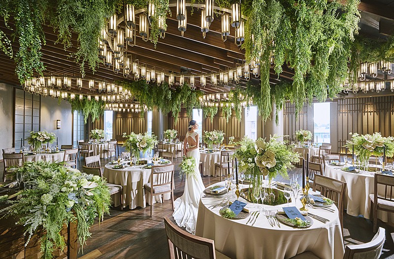 落ち着いた雰囲気と華やかさが融合する温もりある空間