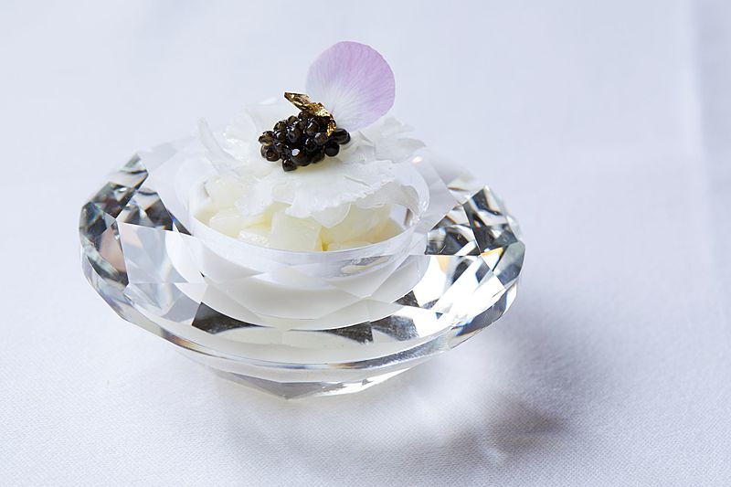 器やカトラリーなども特注のものを用意