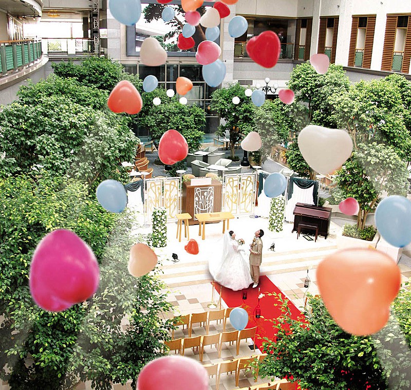 吹き抜けのアトリウムで解放感溢れる挙式