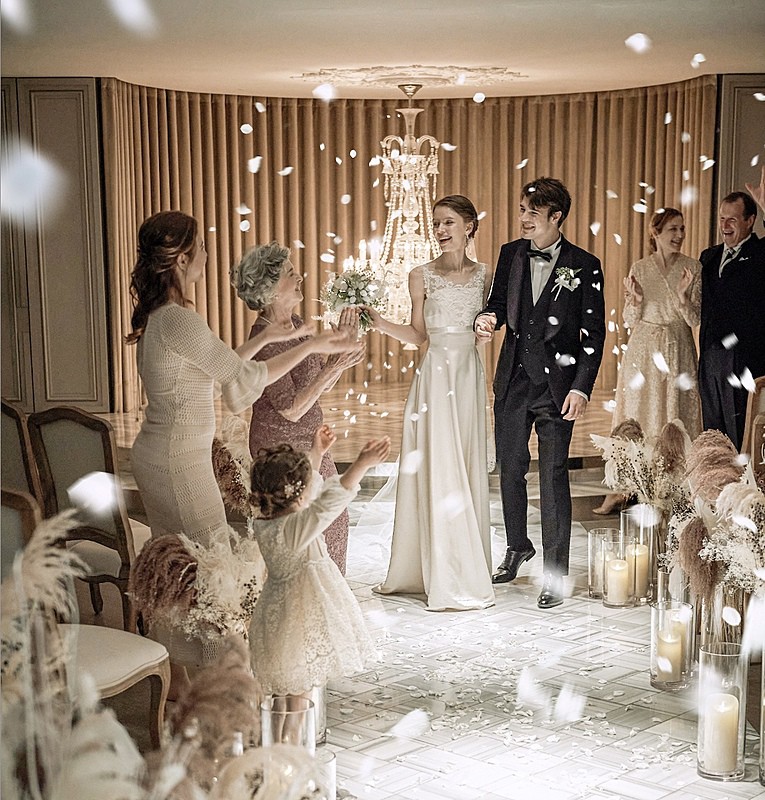 シャンデリアの光と祝福に包まれる"フラワーシャワー"
