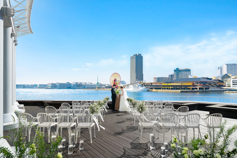 【海と空の下で挙式】美しく壮大な青を背景にした誓いの時間	