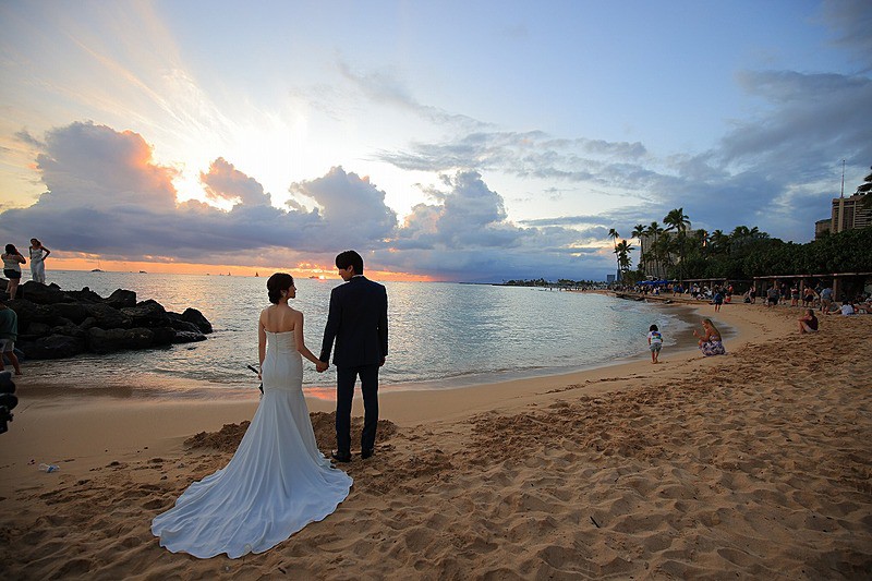 刻々と変わる空の表情を背景に、まるで映画のワンシーンのように