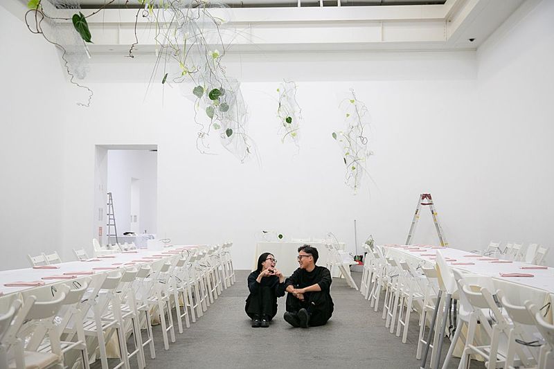 結婚式前日の会場設営もお二人と一緒に