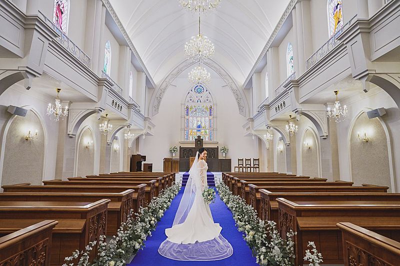 ステンドグラス輝く大聖堂挙式が叶う独立型チャペル	