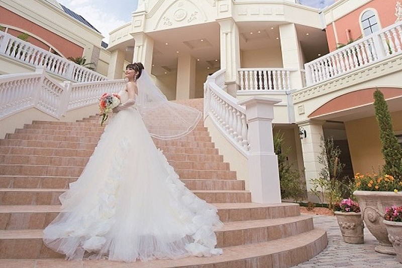 青空の下に広がる大階段では大切なゲストと素敵なひとときを