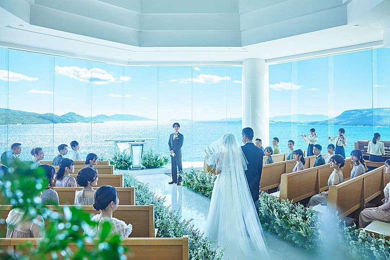 純白×空×海が融合した【クリスタルマリンチャペル】	