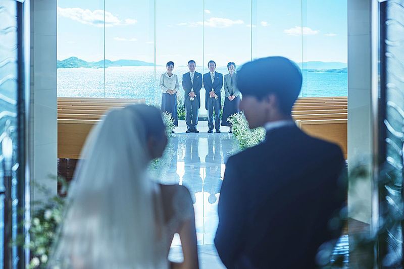 優しい光につつまれてゆっくりと歩くバージンロード	