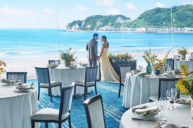 ガラスの向こうに空と海が調和した美しい景観