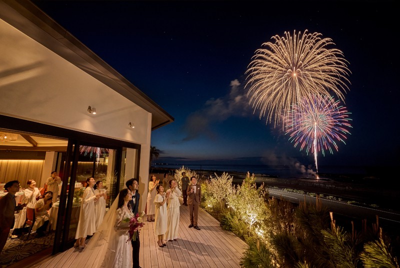 海辺の夜を彩るプライベート花火