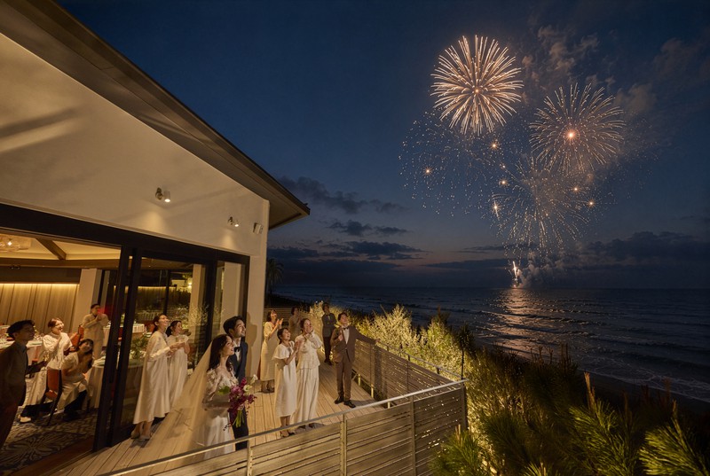 海辺の夜を彩るプライベート花火