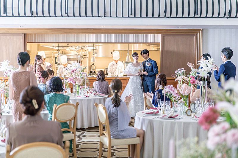 オープンキッチンから出来立てのおもてなし