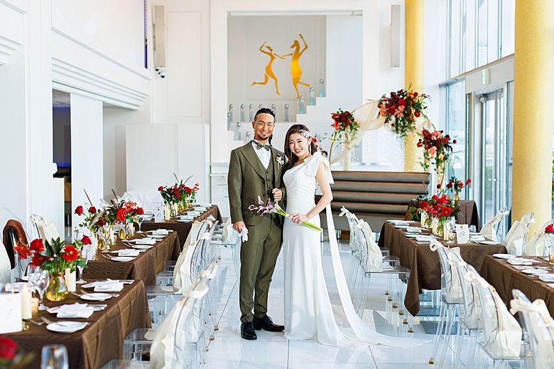 バージンロード25m、天井高6mのスケール感溢れるロイヤルブルー結婚式