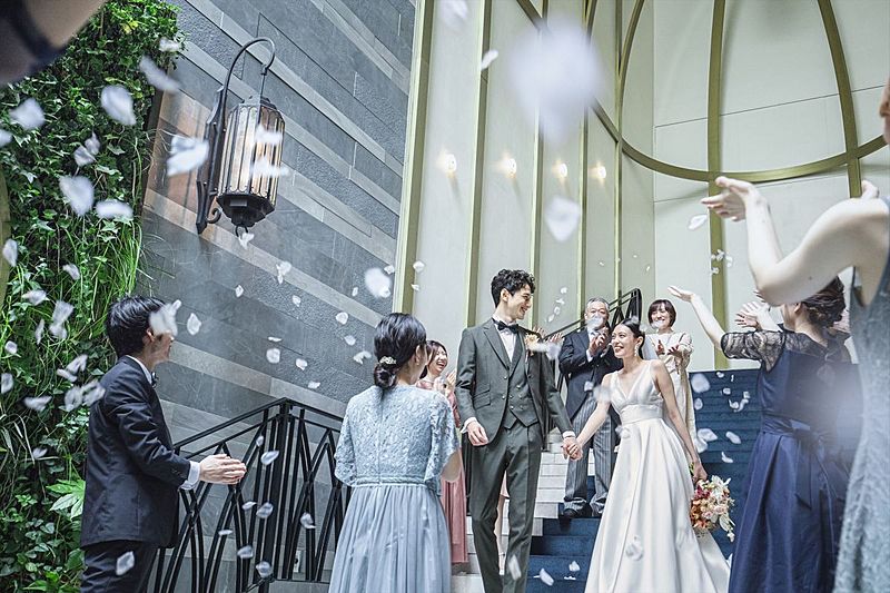 挙式後は大階段でもアフターセレモニー