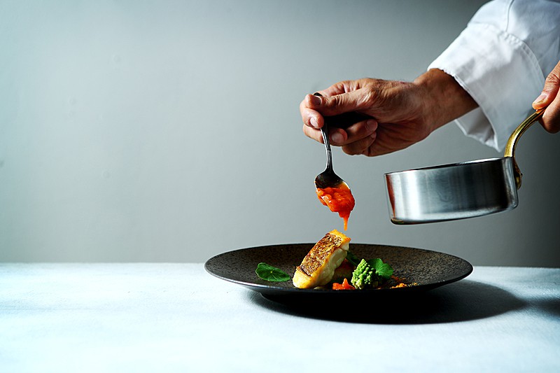 シェフがふたりと会話し、想いを汲み取り料理を表現