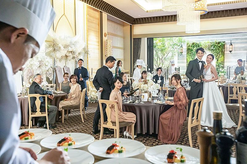 併設のオープンキッチンで出来立てのお料理を