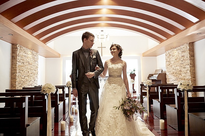 木の温もりを感じるチャペル