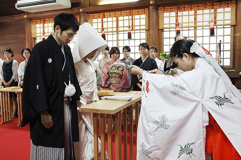 近隣の神社での伝統的な神前式