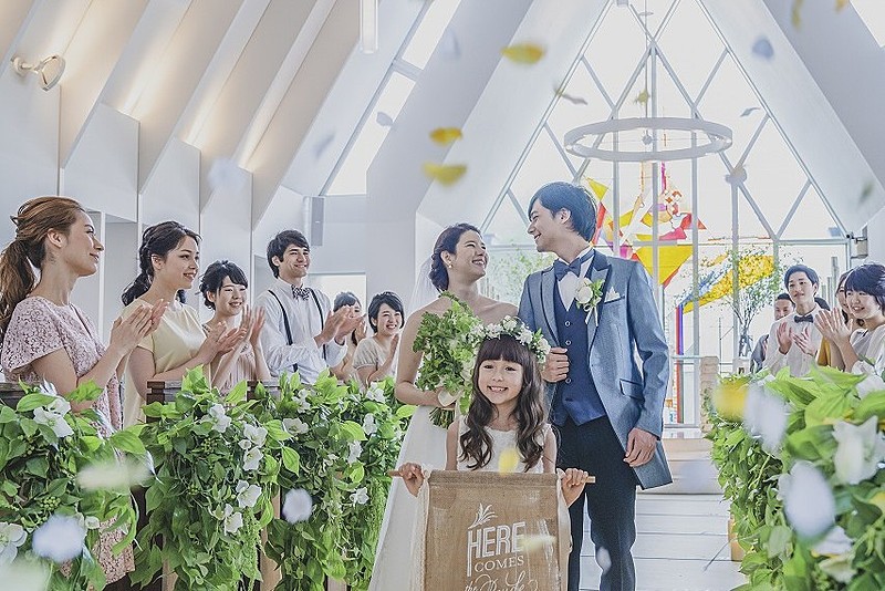 おふたりの姿が映えるシンプルな装飾