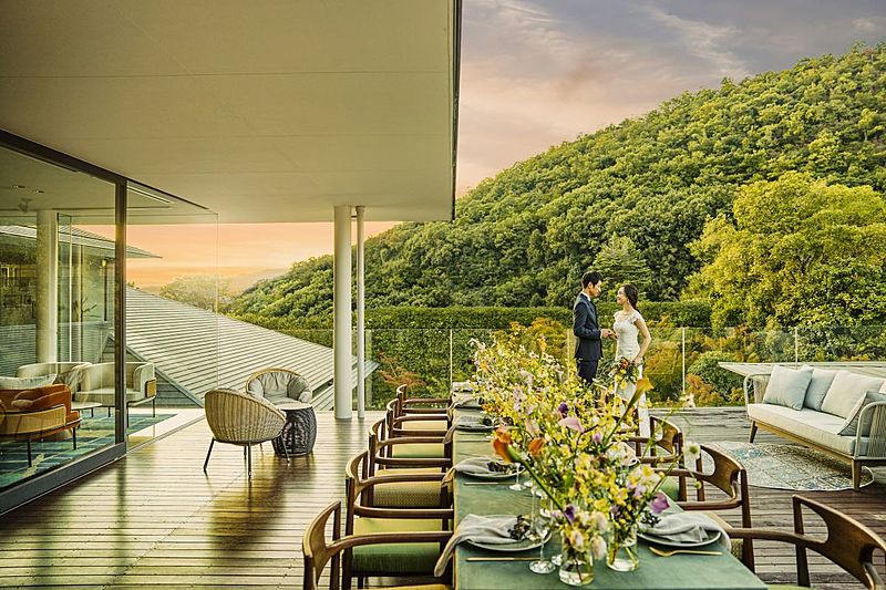 富山湾を望むバルコニーで叶えるおもてなし演出