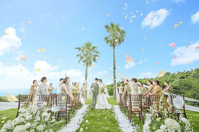 誓いの瞬間が際立つ洗練された自由な空間