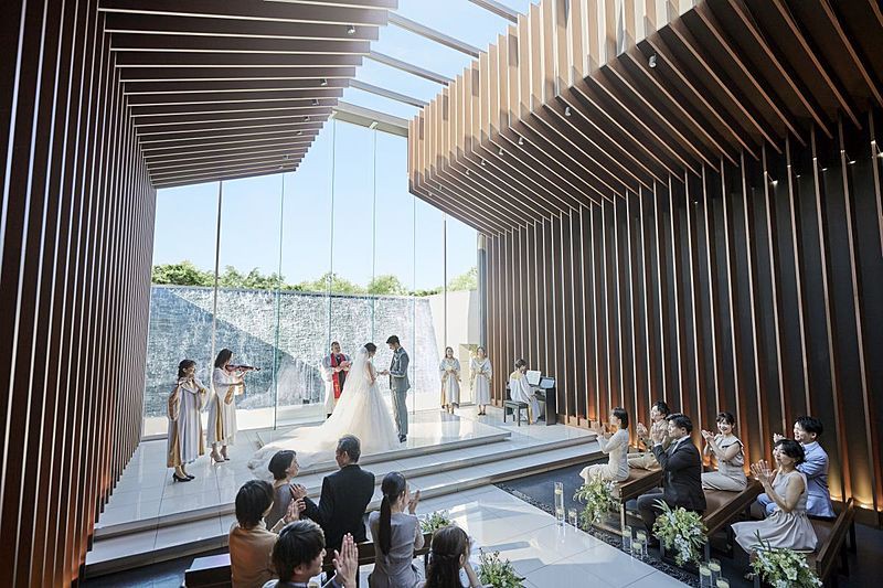 空と光に祝福されるチャペル