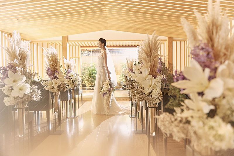 ひのきと陽光が奏でる清らかな誓いの場所