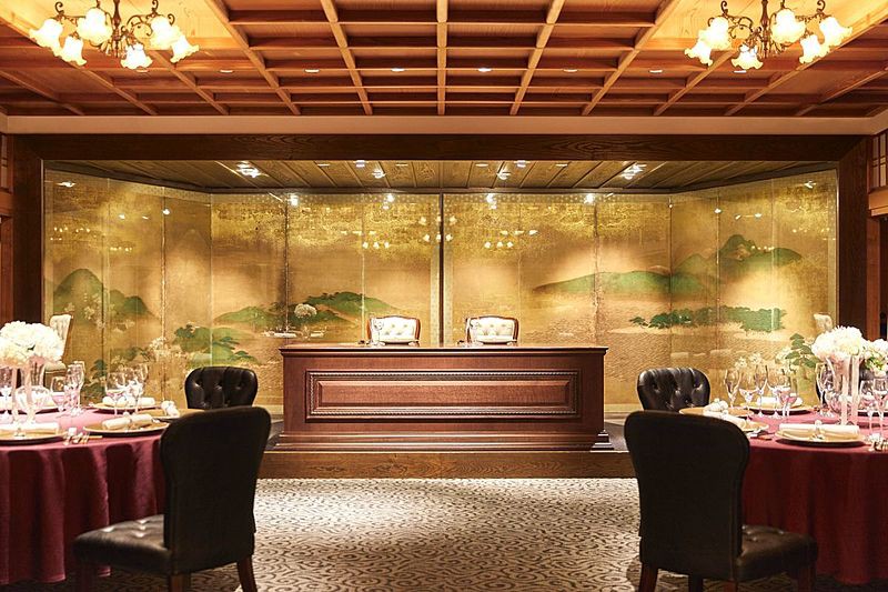 金屏風や舞子台など歴史情緒が随所に