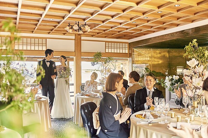 ドレスも和装も美しく映える木目調の洗練空間