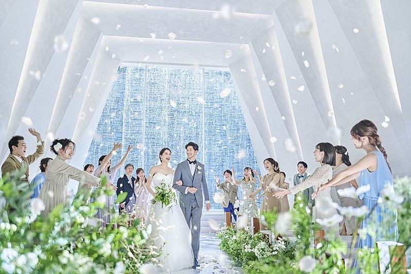 光と水が祝福する幻想的なセレモニー