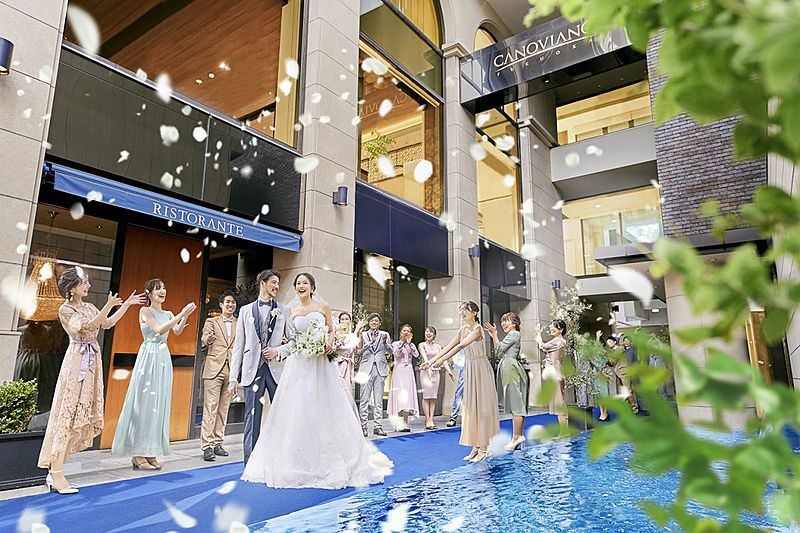 光に祝福される“天空の回廊”美しく輝くバージンロード