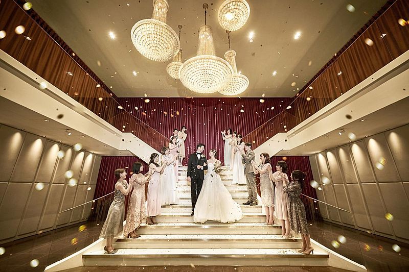ドラマチックな光の大階段でアフターセレモニーを