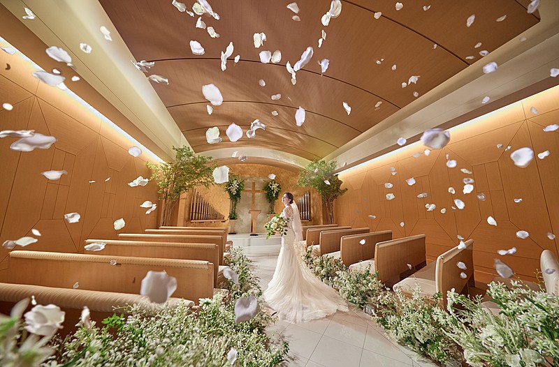 【チャペル】大理石×天然木のしつらえに生演奏で彩りを添えた温かな挙式が叶うチャペル