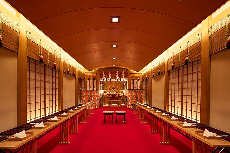 【神殿】柔らかな光の中、神聖な和装に身を包み厳かな挙式が叶います