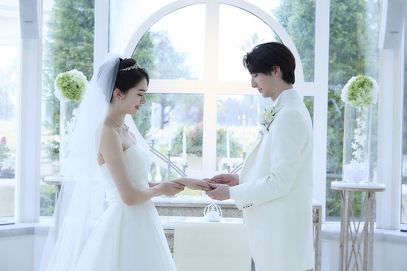 光あふれるチャペルで永遠の愛を誓う