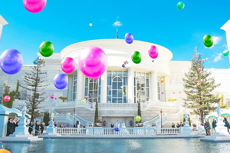 開放的なガーデンで映画のようなセレモニーを