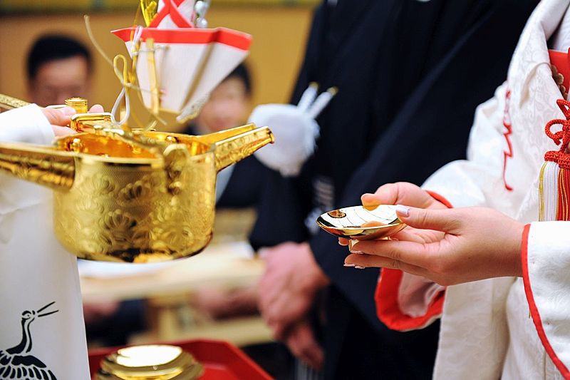 凛とした空気の中で厳かに執り行う神前式