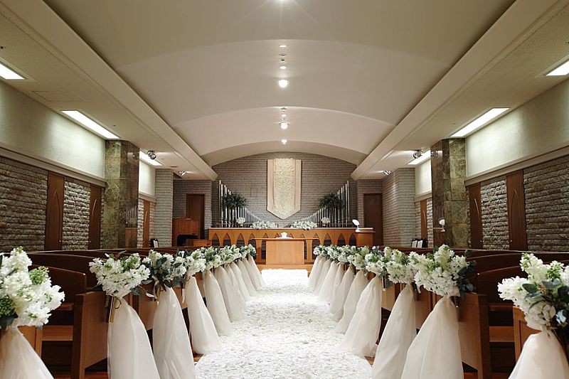 木目を貴重とした温かみのある石造りのチャペル