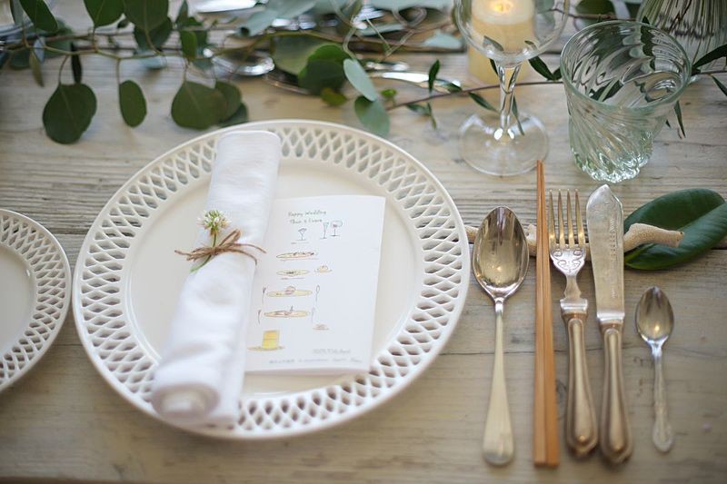 オリジナルのメニュー表や、やちむんで沖縄ならではのおもてなし